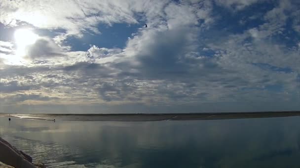 Timelapse Algarve Olhao Waterfront Vista panorámica del parque natural de conservación de los humedales Ria Formosa, en una mañana nublada, Portugal . — Vídeos de Stock