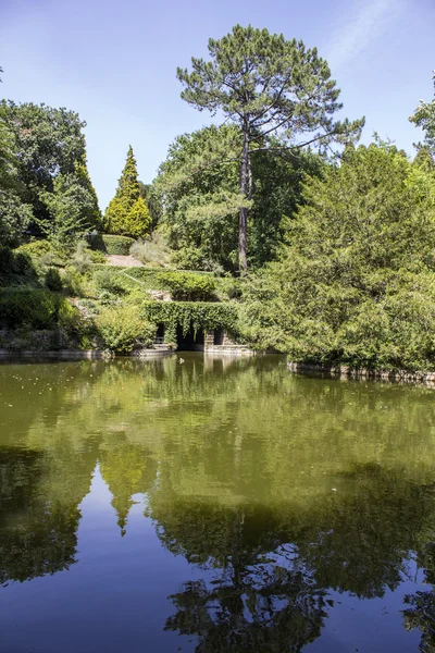 Porto, portugal - 05. Juli 2015: serralves gardens, ein grüner Park, der sich über 18 Hektar erstreckt und das Museum für zeitgenössische Kunst (serralves foundation). — Stockfoto