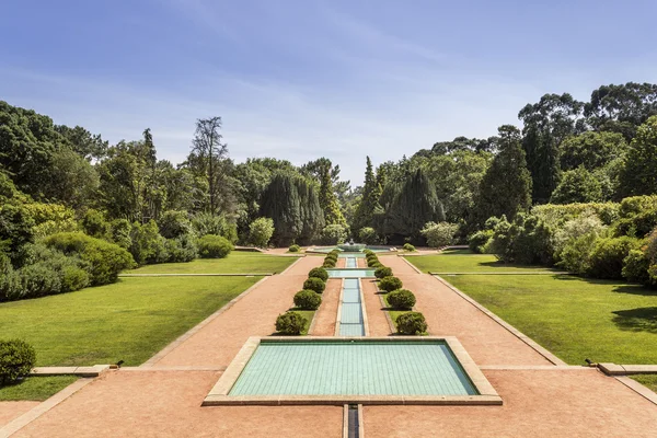 PORTO, PORTUGAL - JULY 05, 2015: Serralves gardens, a green park that extends over 18 hectares involving the Museum of Contemporary Art (Serralves Foundation). — Stock Photo, Image