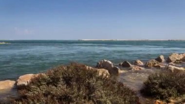 Pan Timelapse Ria Formosa sulak doğal park deniz iskelesi Fuseta balıkçılık turizm şehirdeki yüksek gelgit sırasında görünümden. Algarve.