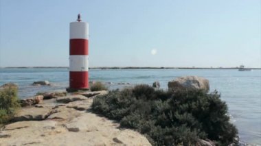 Ria Formosa sulak doğal park deniz iskelesi Fuseta balıkçılık turizm şehirdeki yüksek gelgit sırasında görünümden. Algarve.