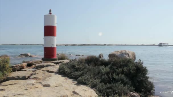 Ria Formosa 湿地自然公園海の Fuseta 釣り観光町高潮時に桟橋からの眺め。アルガルヴェ地方. — ストック動画