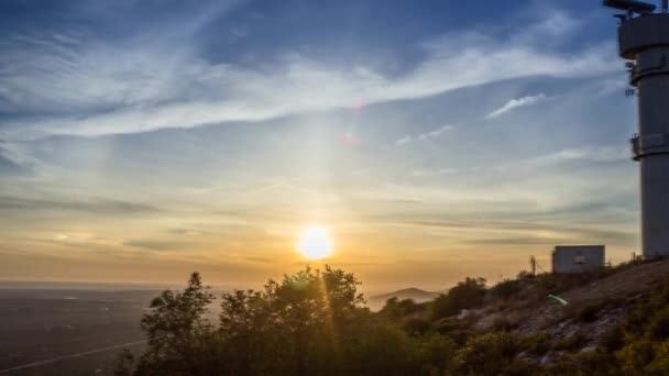 4k Pan Zeitraffer Sonnenuntergang und Dämmerung Landschaft, Blick vom Algarve cerro sao miguel Hügel — Stockvideo