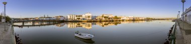 Tavira şehir Gilao Nehri su panoramik manzaralı, Algarve