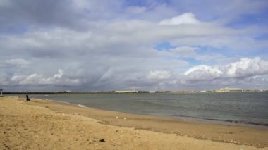 Pan zaman atlamalı, Punta Umbria beach bulutlar ve deniz manzarası görünümüne nehir ağzı ve Huelva sanayi kompleksi, Andalusia.