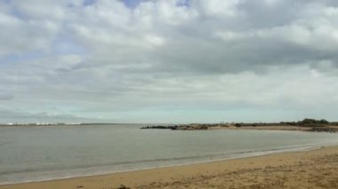 Pan zaman atlamalı, Punta Umbria beach bulutlar ve deniz manzarası görünümüne nehir ağzı ve Huelva sanayi kompleksi, Andalusia.