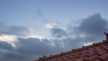 Pan zaman atlamalı, geleneksel kırsal ev çatı bulutlu gündoğumu görünümü, Algarve.