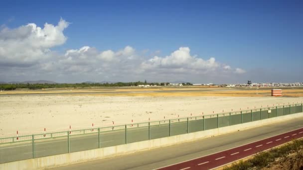 Pan time lapse vue de la piste de l'aéroport de Faro dans l'après-midi nuageux, situé dans la célèbre destination Algarve . — Video