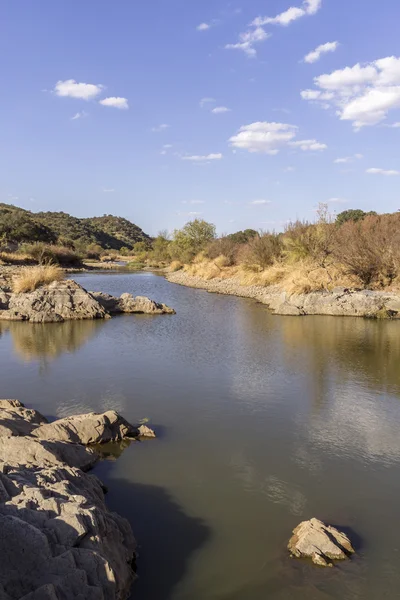 Paysage de campagne vue panoramique d'un ruisseau d'eau douce sur un sentier du parc naturel, dans la région touristique de l'Alentejo — Photo