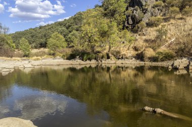 Kırsal manzara doğal görünümü bir tatlı su akışının Alentejo turizm hedef bölgede bir doğal park izinde