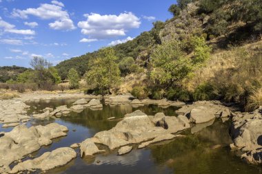 Kırsal manzara doğal görünümü bir tatlı su akışının Alentejo turizm hedef bölgede bir doğal park izinde