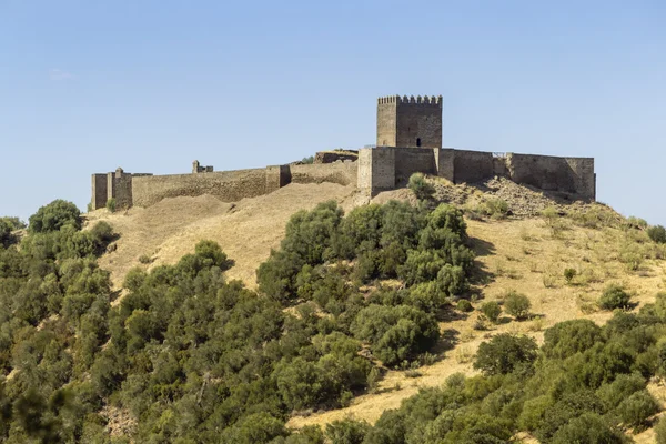 Platteland landschap schilderachtig uitzicht op het middeleeuwse kasteel van Noudar, in de regio Alentejo toerisme bestemming — Stockfoto