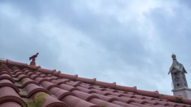 Pan zaman atlamalı, geleneksel kırsal ev çatı bulutlu gündoğumu görünümü, Algarve, Portekiz.