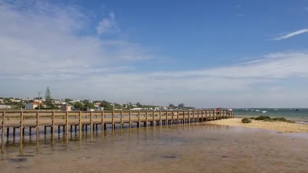 Pan χρονική Θαλασσογραφία κατά τη διάρκεια πανσέληνο υψηλή παλίρροια, στο φυσικό πάρκο υγροτόπων Ria Formosa, πυροβόλησε στο Cavacos beach. Algarve. Πορτογαλία — Αρχείο Βίντεο