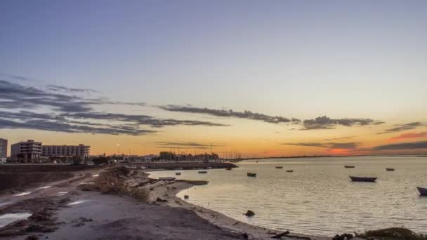 Sunrise 90 Pan Timelapse vista del lungomare di Olhao, la città è capitale del parco naturale delle zone umide di Ria Formosa, Algarve, Portogallo . — Video Stock