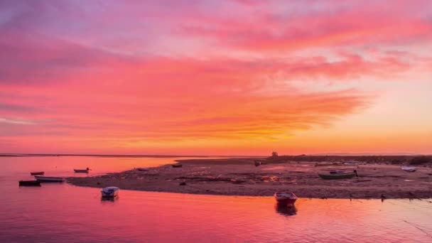 夕焼け・夕暮れパン時間経過シースケープ、オリャン塩性湿地は、Ria Formosa 自然公園とウォーター フロントを入口観。アルガルヴェ。ポルトガル. — ストック動画