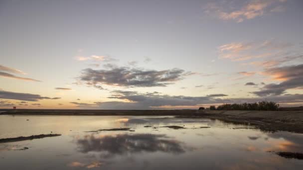 Bewolkt zonsondergang Time lapse zeegezicht, weergave van Olhao salt marsh inlaat waterkant Ria Formosa Natuurpark. Algarve. — Stockvideo
