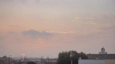 Zaman atlamalı bulutlu gün batımı ve Camii siluet, Casablanca Tamarist, Dar Bouazza çatıları görüntüleme.
