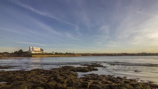 Vista sull'Oceano Atlantico sulla spiaggia Tamarista, sulla costa meridionale di Casablanca . — Video Stock