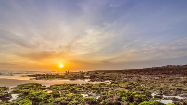 Pan Time lapse Coucher de soleil Vue sur l'océan Atlantique à la plage Tamarist, sur la côte sud de Casablanca . — Video
