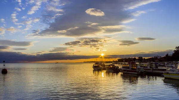 Olhao Marina Cloudy Sunset, город является столицей природно-болотного заповедника Риа-Фора, в городе Алгарве . — стоковое фото