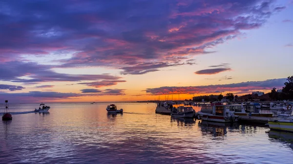 Olhao Marina Cloudy Sunset, город является столицей природно-болотного заповедника Риа-Фора, в городе Алгарве . — стоковое фото