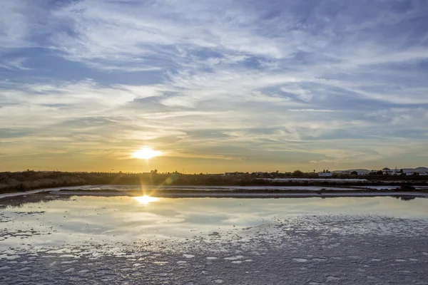 A Ria Formosa vizes élőhelyek természetvédelmi terület, inaktív sós termelési pan előtérben: Olhão, Algarve naplemente tájkép — Stock Fotó