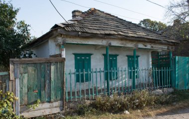 Döşeme çatılı eski Ukrayna kulübesi