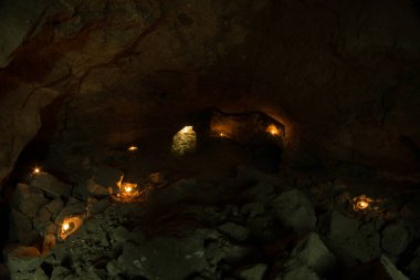 Dağdaki terk edilmiş mağara kilisesi.