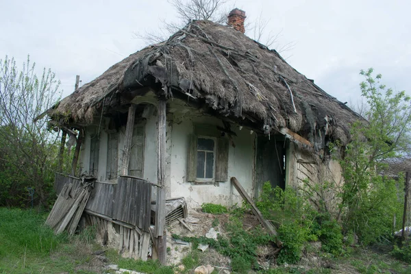 古い放棄されたウクライナの小屋茅葺き屋根 ルハンスク地方 — ストック写真