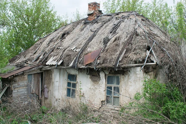 Stará Opuštěná Ukrajinská Chatrč Doškovou Střechou Luhanská Oblast — Stock fotografie