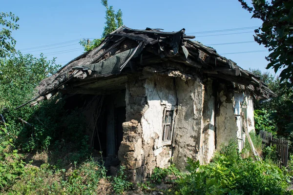 Zchátralá Stará Opuštěná Ukrajinská Chatrč — Stock fotografie