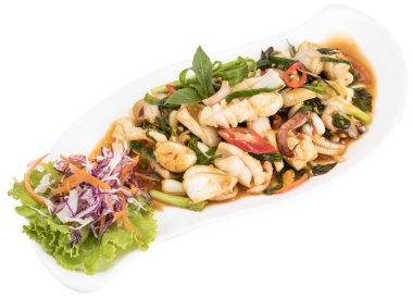 Beyaz arka planda karides ve mürekkep balığı halkalı deniz ürünleri salatası.