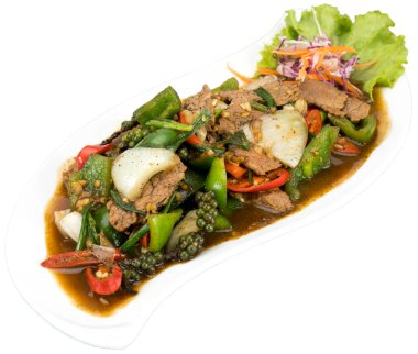 Sebzeli ve yeşil biberli kızarmış biftek. Beyaz plaka ve beyaz arkaplan.