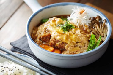 Katsutoji, yağda kızartılmış domuz pirzolası ve yumurtalı karides.