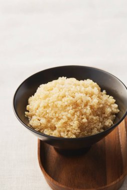 Kırmızı, beyaz ve kahverengi kinoa seti. Siyah bir arka planda. Üst Manzara. Boş kopyalama alanı.