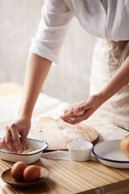 Ev yapımı makarna yapma süreci. Şef taze İtalyan geleneksel makarnası yapar. Domates soslu, peynirli, parmesanlı, fesleğenli ve sebzeli leziz İtalyan makarnası..