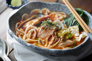 Masa arkasında Tum Yum Udon şehriyesi 