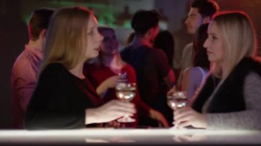 kızlara camlarını yükselterek Bar