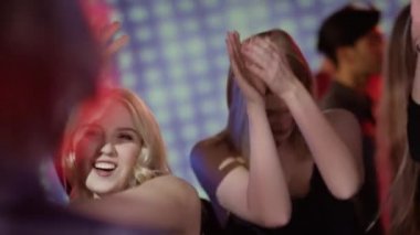 insanlar kulüpte dans pistinde