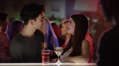  Kız adama ile flört bar