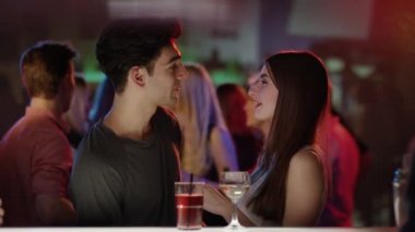  Kız adama ile flört bar