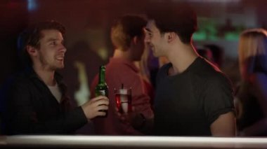 insanlar kulüpte dans pistinde