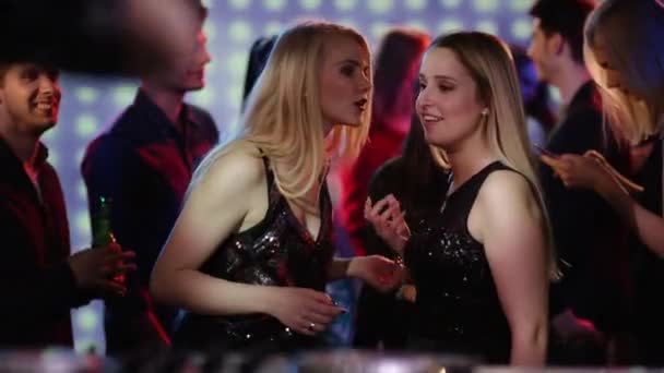 Дівчата говорять на танцмайданчику — стокове відео
