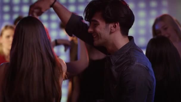 Paar tanzt im Club — Stockvideo