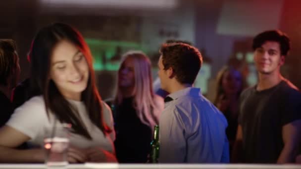 Flicka i club bar — Stockvideo