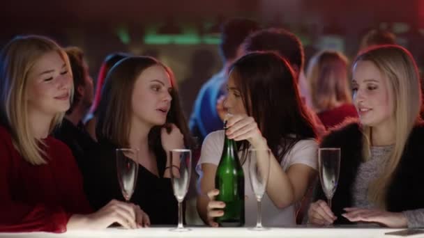 Meninas no bar abrir uma garrafa de champanhe — Vídeo de Stock