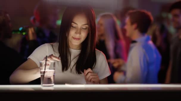 Mujer escribiendo en el teléfono — Vídeo de stock