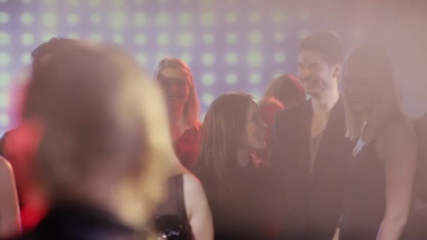 Άνθρωποι στο πάτωμα χορού στο club — Αρχείο Βίντεο