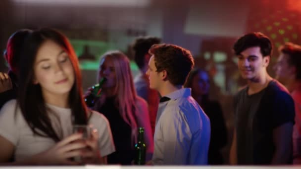 Menina no bar no clube — Vídeo de Stock